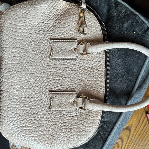 Burberry Orchard Cream Heritage Grain Leather bonus Burberry GWP Passport Holder - Picture 3 of 15